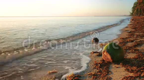 海浪直奔海滩视频的预览图