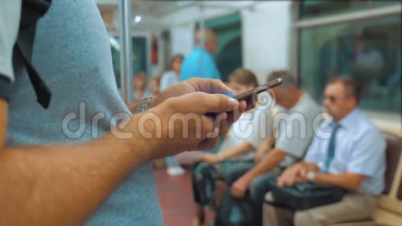 休闲旅行者男人从手机智能手机上阅读在看导航员旅行时会写信息屏幕视频的预览图