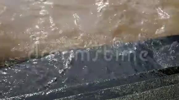 河浪抛掷混凝土苔藓生长阶梯视频的预览图