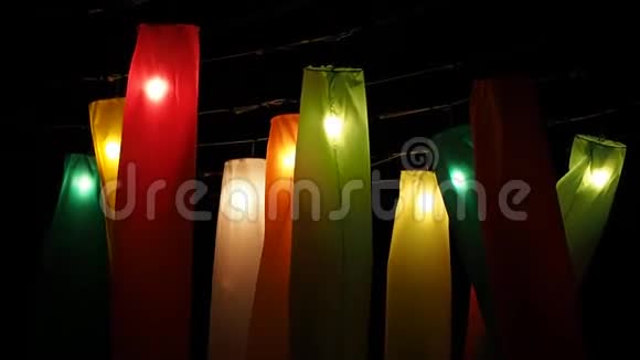 五颜六色的长布挂灯在夜晚视频的预览图