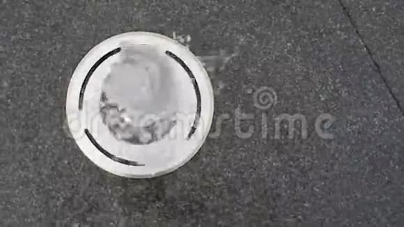 圆形白色喷泉喷射在黑石地板上俯视视频的预览图
