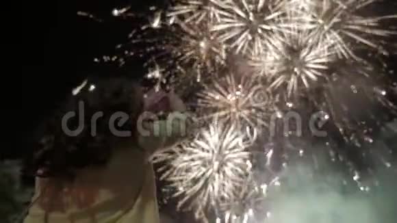 夜晚的女孩看着天空中的烟火美丽的烟花夜假日生活方式新年生日视频的预览图