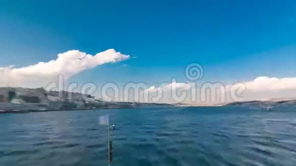 从加拉塔大桥出发的渡轮在傍晚从欧洲到亚洲部分伊斯坦布尔时间从船上经过视频的预览图