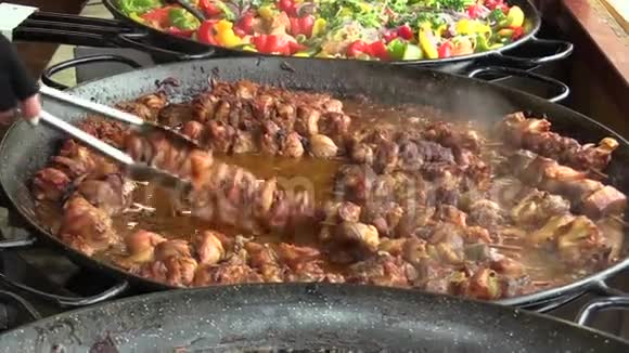 美味多汁的猪肉串和鸡肉在户外用特制的煎锅烹饪翻肉圣诞节市场视频的预览图