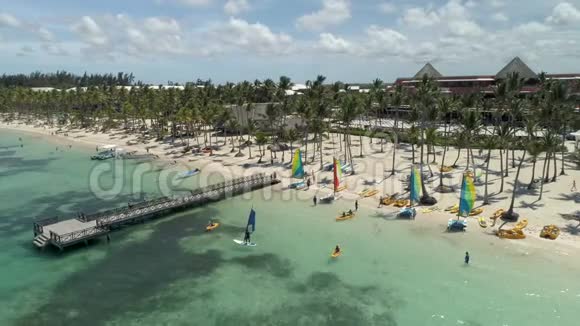多米尼加共和国蓬塔卡纳的巴瓦罗海滩度假胜地的空中录像暑假和水上运动视频的预览图