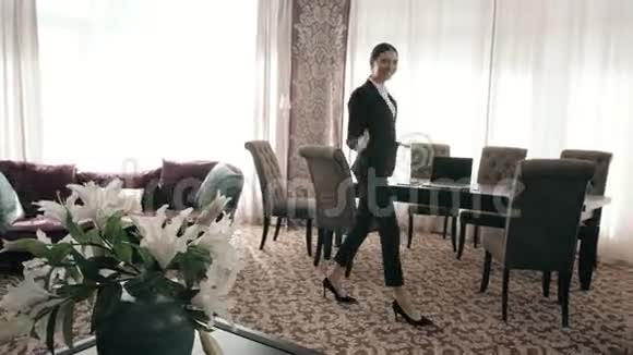 跳舞快乐成功的商业女性在现代阁楼工作场所女商人在酒店的大房间里跳舞跳跃视频的预览图