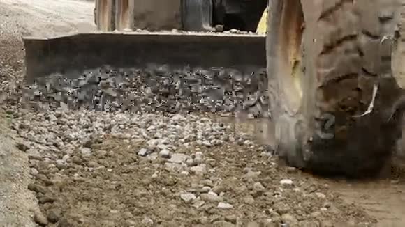 大卡车运送碎石视频的预览图