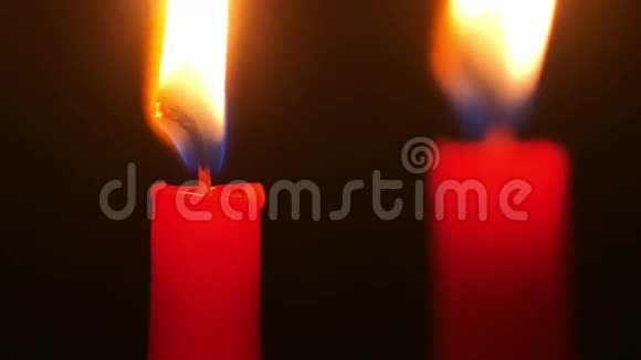 蜡烛在黑暗中闪烁视频的预览图