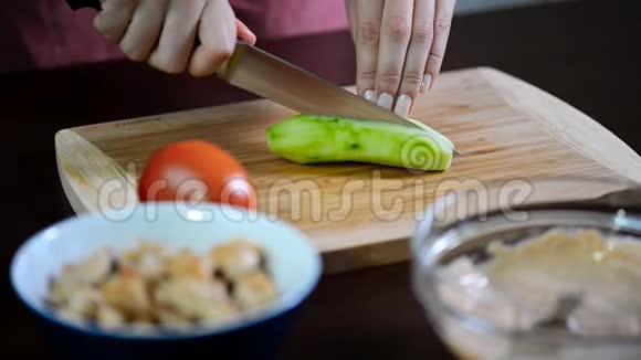 女人切黄瓜雌性手切绿色黄瓜环视频的预览图