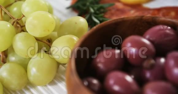 葡萄红橄榄香料和肉视频的预览图