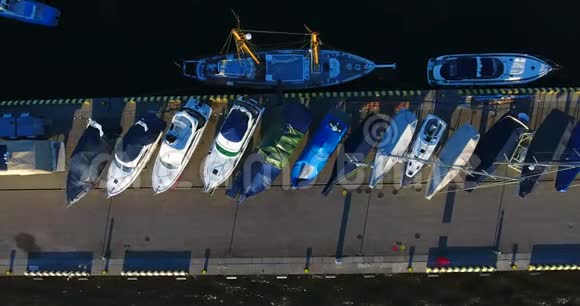 游艇码头的鸟瞰图垂直倾斜视频的预览图