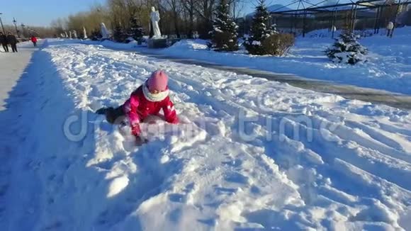 小女孩在冬天公园玩冬日阳光明媚视频的预览图