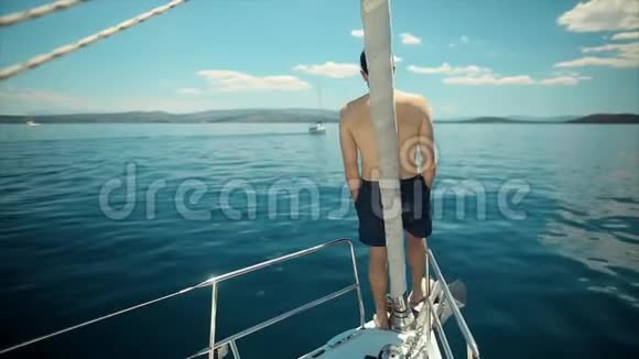 年轻水手在度假帆船游艇上放松视频的预览图