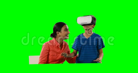 微笑母亲协助儿子使用虚拟现实耳机4k视频的预览图