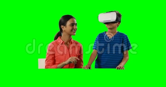 微笑母亲协助儿子使用虚拟现实耳机4k视频的预览图