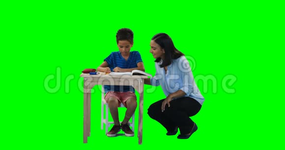 母亲帮儿子做作业视频的预览图