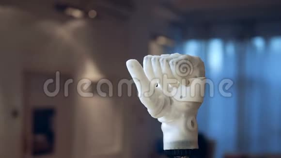 人工机器人的手在移动手掌和手指视频的预览图