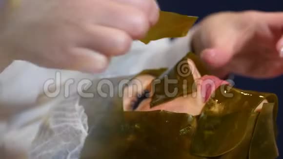 海藻面膜在水疗沙龙里穿海藻的女人女人正在美容室做手术视频的预览图