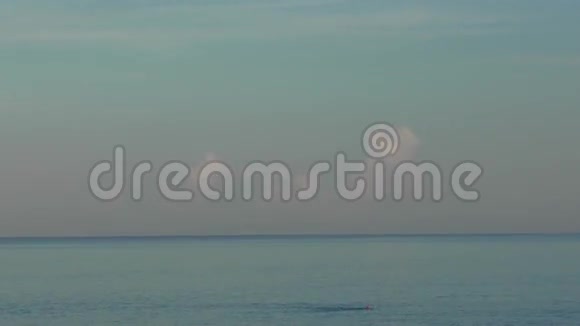 日出时一个孤独的游泳者视频的预览图