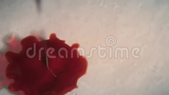 滴血降落在白色表面缓慢运动视频的预览图