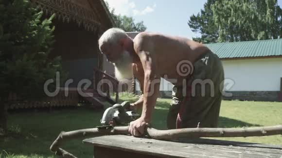 老人锯木头视频的预览图