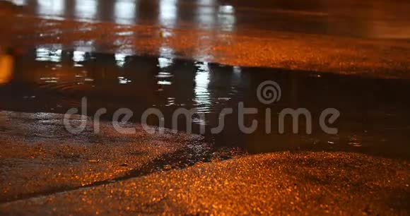 雨天夜街汽车在柏油路上行驶视频的预览图
