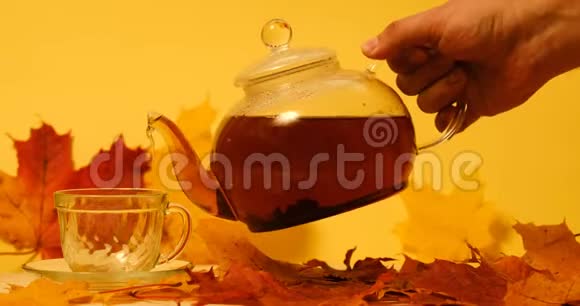 茶点和杯子放在桌子上黄色背景上有秋叶视频的预览图