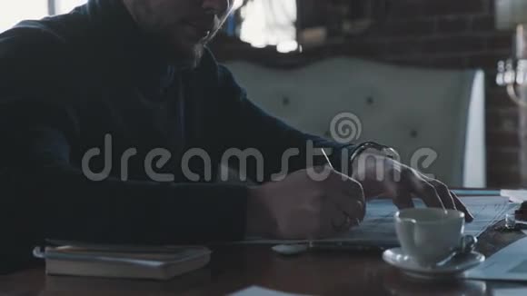 一个人坐在办公室的桌子旁做重要的笔记视频的预览图