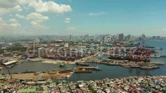 菲律宾马尼拉港带有货物起重机的海港偏远贫困地区和商业中心的城市景观视频的预览图