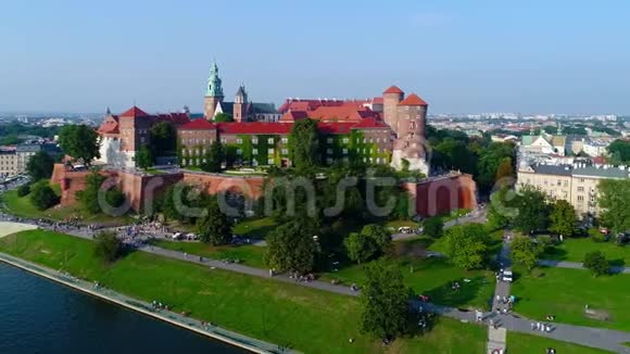 波兰克拉科夫的瓦维尔城堡卡瑟德拉尔河和维斯图拉河视频的预览图