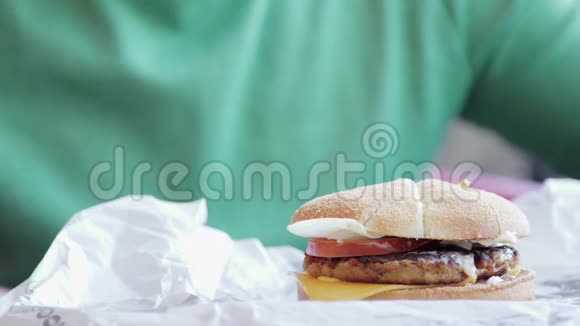 美味的汉堡在桌子上很棒一个人牵着手吃尝一尝视频的预览图