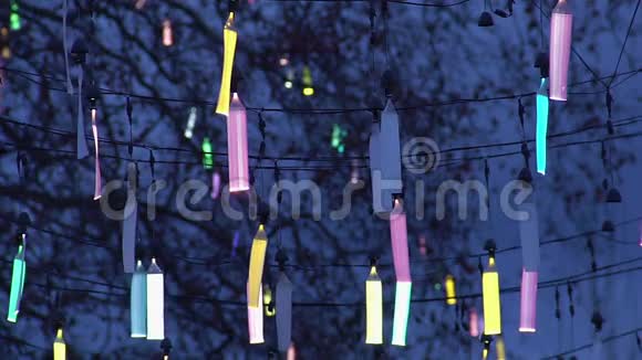 城市街道照明节日荧光装饰的创意设计视频的预览图