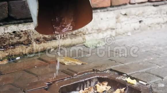 雨水从排水管流出视频的预览图