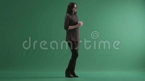 年轻女人喝咖啡看起来很沮丧视频的预览图