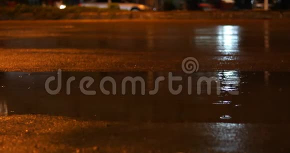 雨天夜街汽车在柏油路上行驶视频的预览图