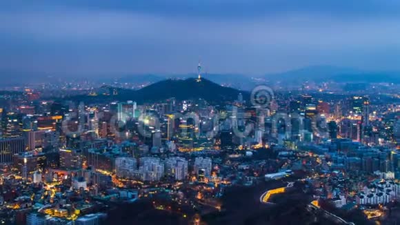 首尔与韩国首尔塔的时间隔日到夜的天际线放大视频的预览图