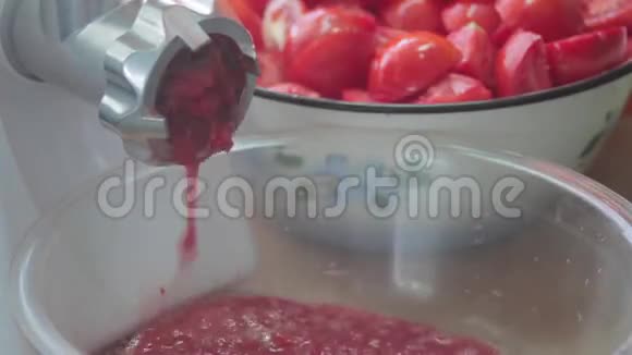 番茄汁来磨视频的预览图