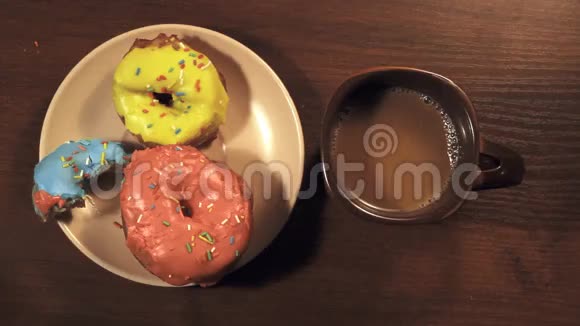 早餐吃甜甜圈和咖啡视频的预览图