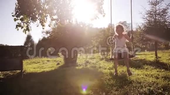 漂亮可爱的兄妹在户外玩耍女孩摇摆男孩在草地上行走视频的预览图