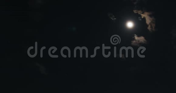 时光流逝黑暗的夜晚带着月亮的戏剧性天空视频的预览图