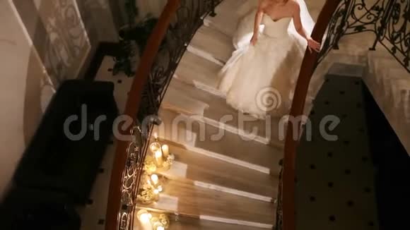 新娘走近新郎夜间仪式视频的预览图