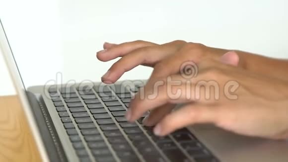 女人手在电脑键盘上打字视频的预览图