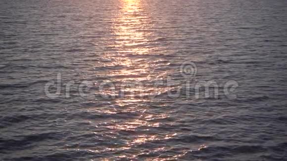 美丽的日出倒影在平静的海水上慢动作视频的预览图