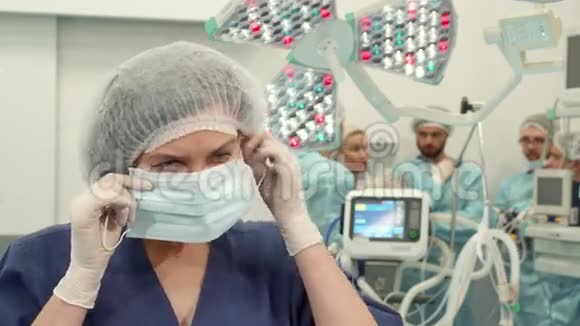 外科护士戴上医疗面罩视频的预览图