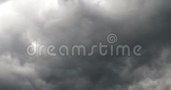 风暴云在快速运动中的时间流逝视频的预览图