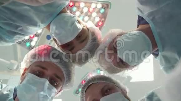 手术组弯腰给病人视频的预览图