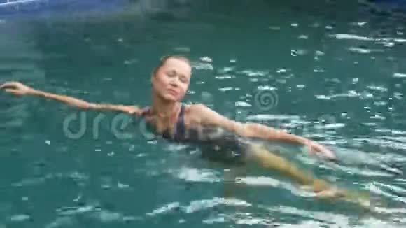 快乐的年轻女子在豪华游泳池旁放松视频的预览图