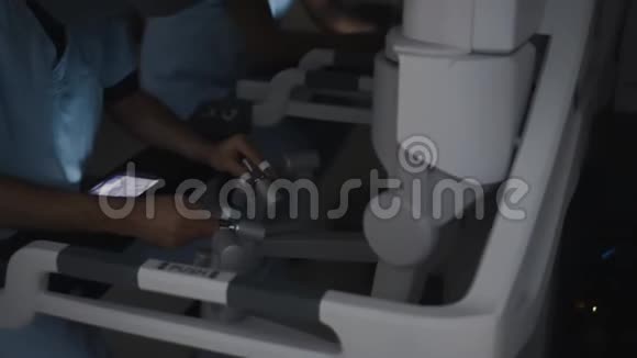 现代手术工具的控制器运作中的高科技医疗设备视频的预览图