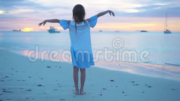 加勒比海岛的海滩上可爱的小女孩流动人口视频的预览图