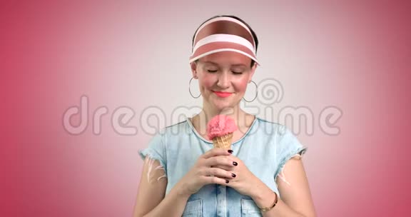戴遮阳帽的漂亮女人吃冰淇淋视频的预览图